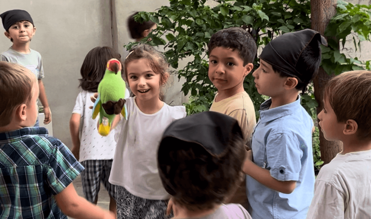 Niños disfrutando de un cumpleaños con juegos, cuentos y manualidades