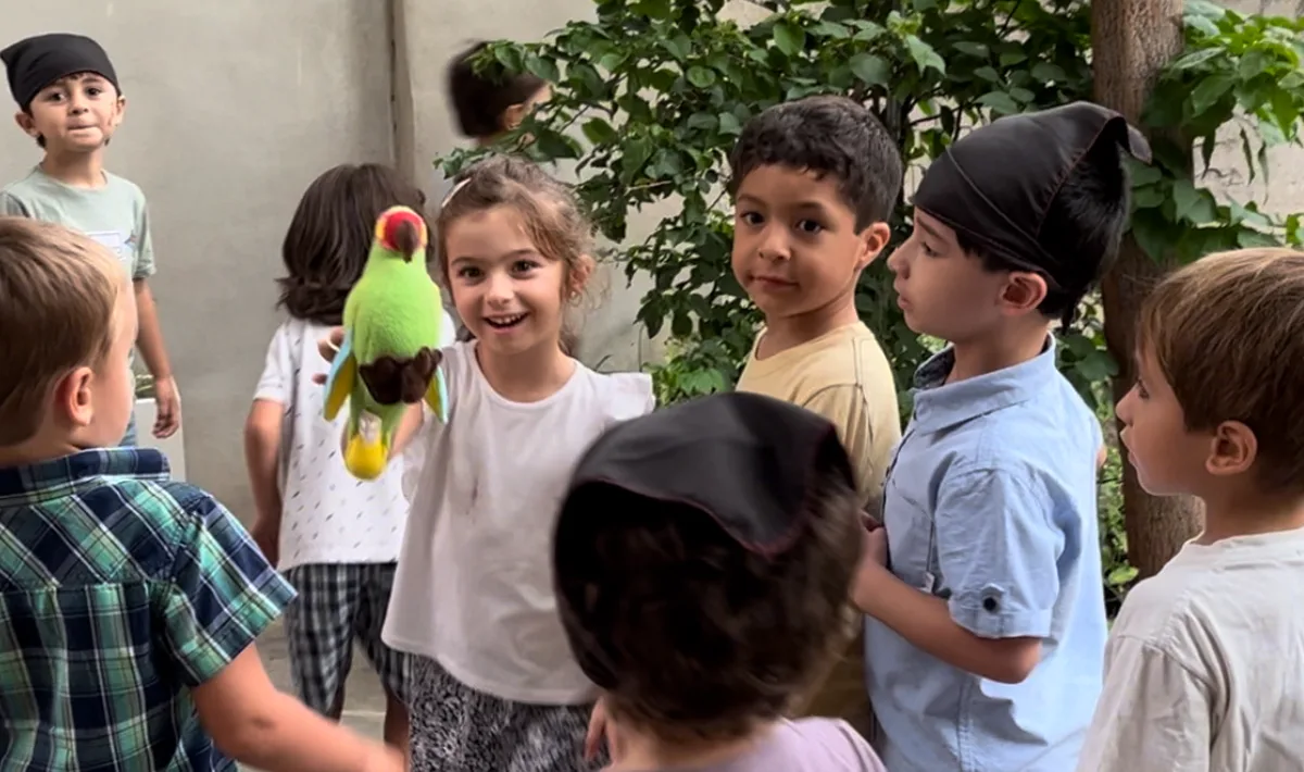 Niños disfrutando de un cumpleaños con juegos, cuentos y manualidades