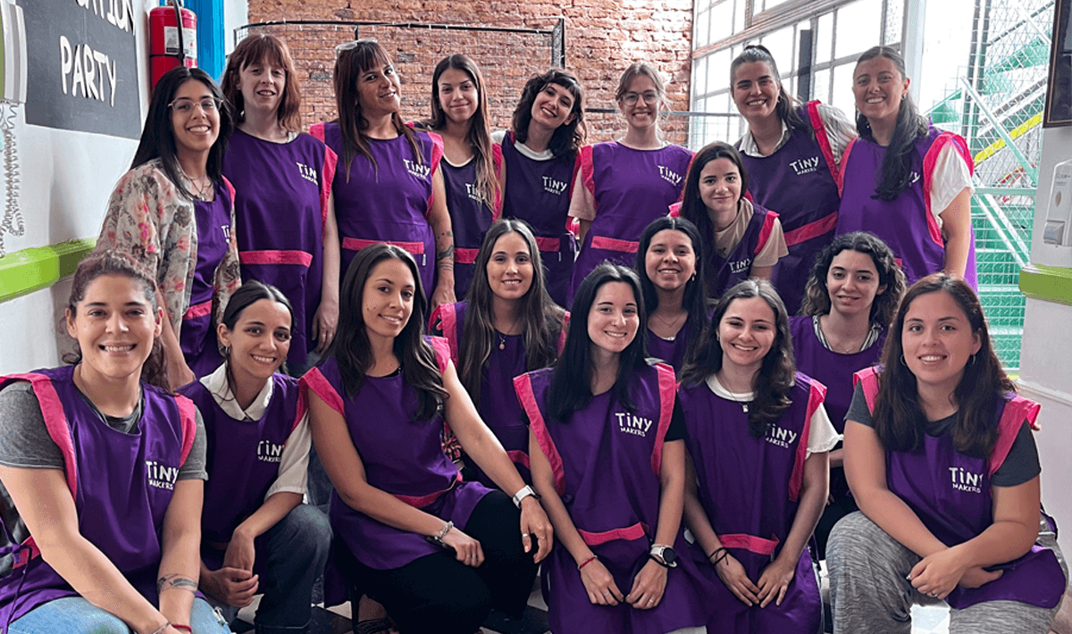 Equipo capacitado en RCP de la Colonia Creativa de Tiny Makers en Recoleta, verano 2025.