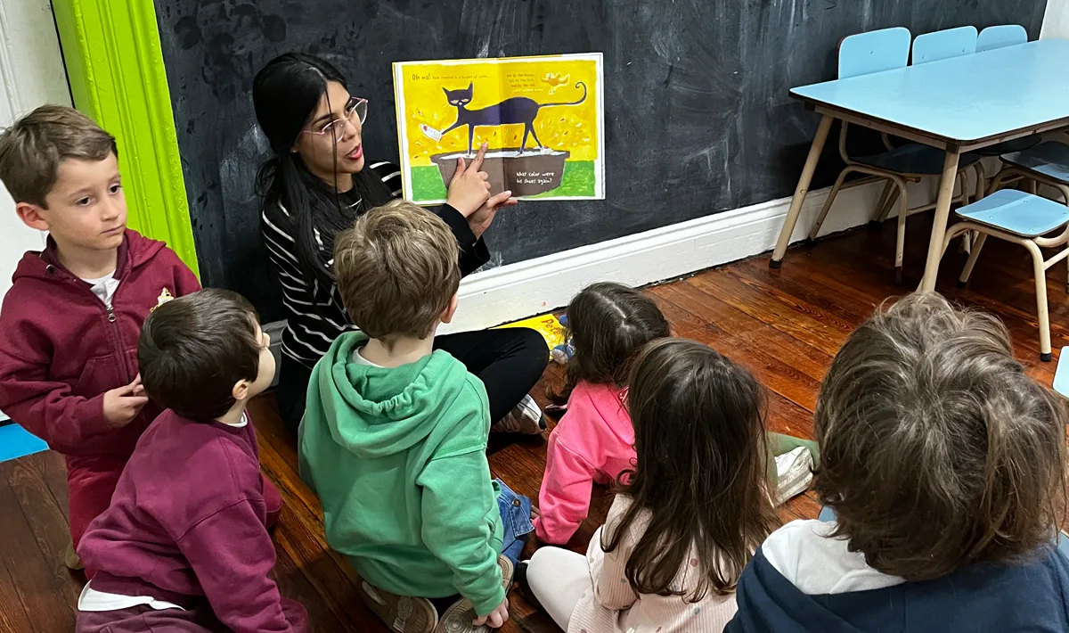 Niños y niñas explorando los talleres creativos en Tiny Makers